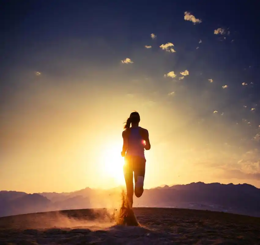 跑步运动健身户外跑步阳光下跑步的人运动励志努力坚持克服困难日落时