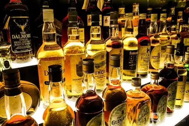 最后是酒吧和礼品店的部分,酒吧有350种威士忌可供品尝,感兴趣的同学