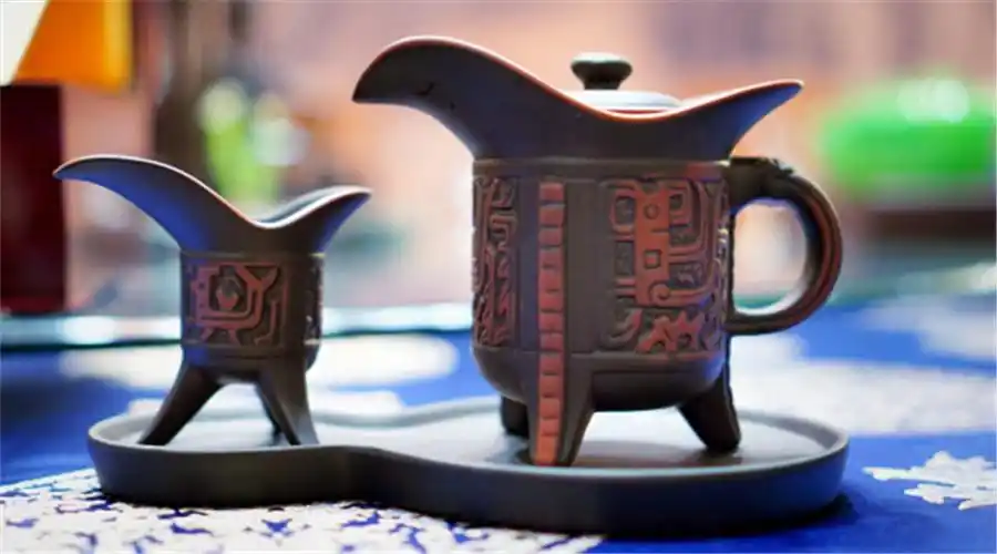 古人喝酒喜欢用酒樽,多半为青铜器.不过小弟的这个可是陶瓷做的哦!