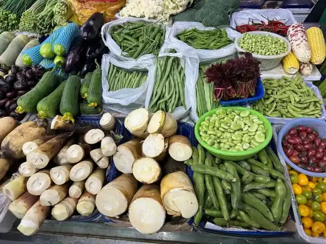 知春意,尝春鲜,最近这段时间,各类春菜已经上市,菜市场里有不少前来"