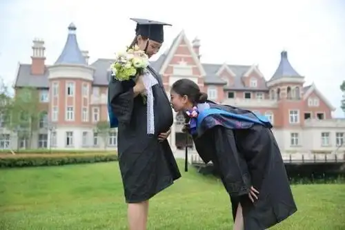 空姐挺大肚毕业照 准妈妈怀孕七个月拍毕业照孕味十足厉害了