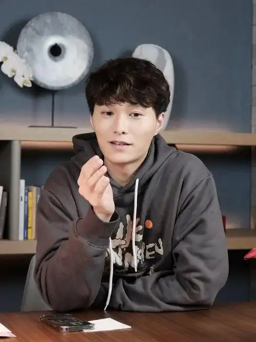 港星胡鸿钧承认带加热烟过境,法官信其或未知违法,罚款5千元