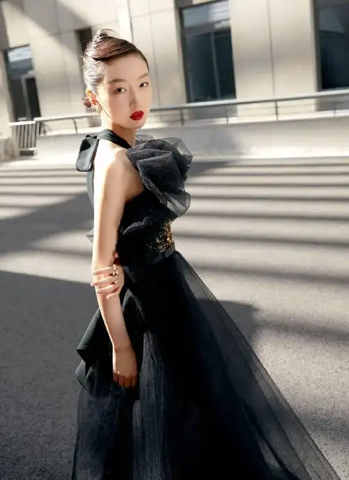 以及在国内外其他各大奖项上收获颇丰的年轻女演员,#周冬雨#一直是一