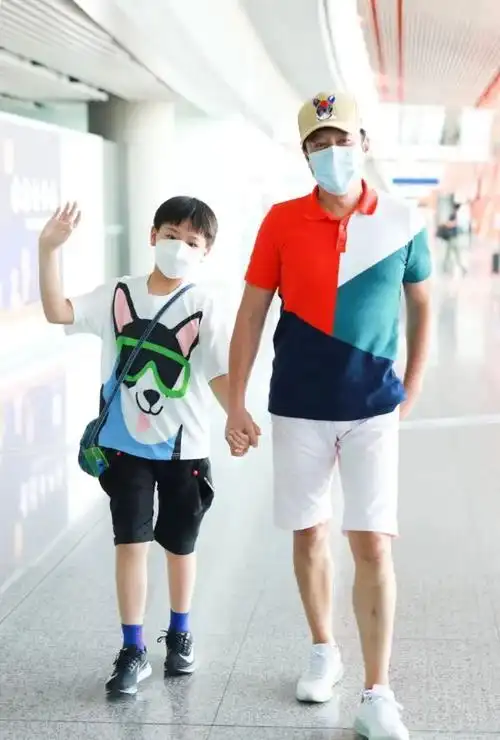 蔡国庆很少晒妻子素颜白皙但五官老成确实很显老儿子清秀帅气