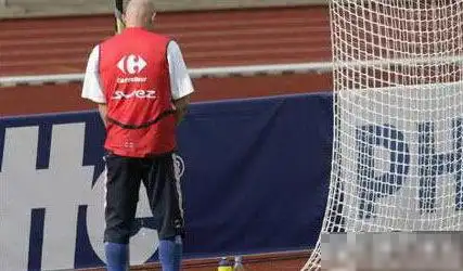 首页 热点聚焦人有三急,足球场上的运动员也一样.