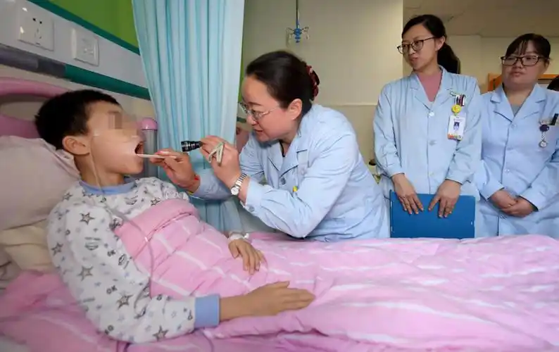 西安市儿童医院的医生在为一名罕见病患儿进行检查(2月26日摄).