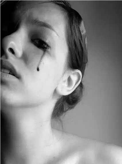 流泪古装伤感美女图片