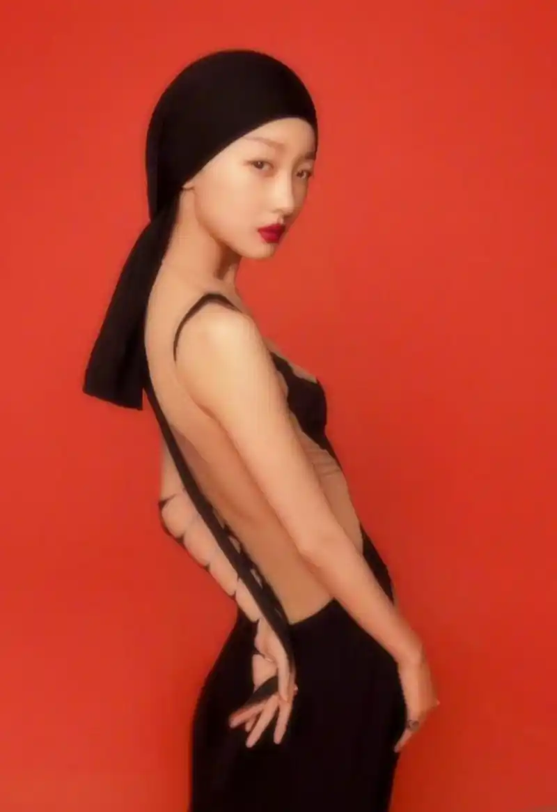 周冬雨的照片让我想起了黄安的歌曲《万物皆红》,"青春就是一切,你