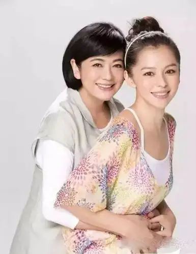 娱乐圈最美母女合影,热巴和其妹妹冷巴太像了!