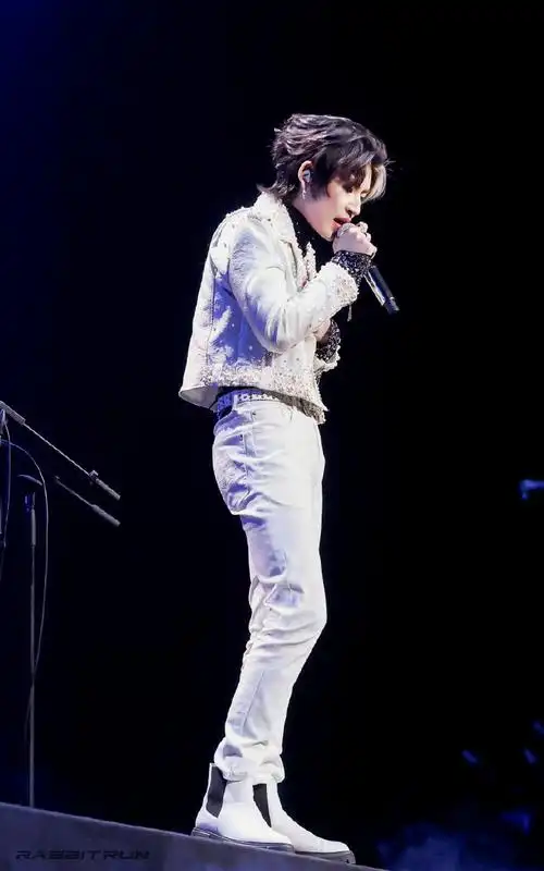 郎朗音乐会嘉宾是小鬼##小鬼今晚白马王子即视感##小鬼新歌没有牡的