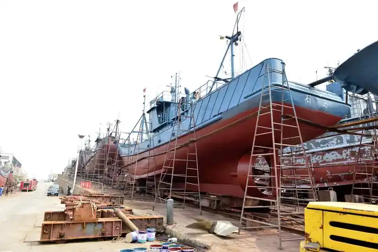 市石岛管理区一家修船厂,修船工正顶着烈日,汗流浃背抓紧时间修理渔船