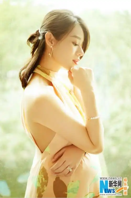 胡杏儿一袭暖色长裙明媚优雅 小腹微凸尽显妈妈柔美