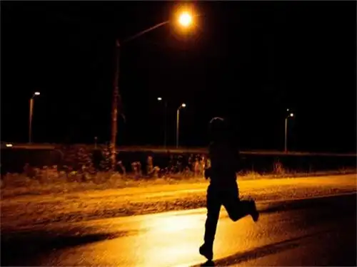 可能会有一定的坏处,有些人喜欢在晚上跑,那我们就来看一下晚上跑步的