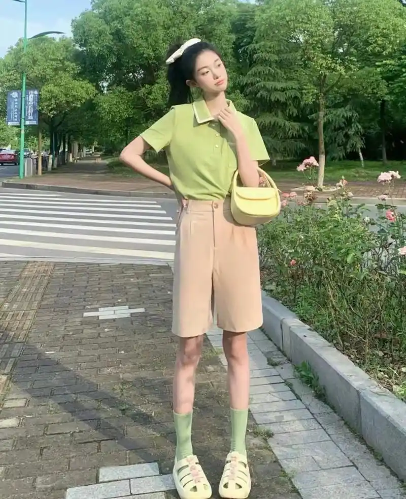 卡其色短裤配什么颜色短袖?学会这些色彩搭配,穿出气质美
