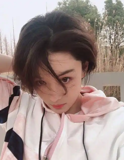 张馨予多次预告终晒照,头发蓬乱嘴唇时尚,宣告再吃两天就漂亮_自拍