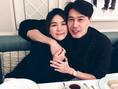 ella半夜飙情歌老公给偷拍po网直呼老婆唱得十分陶醉