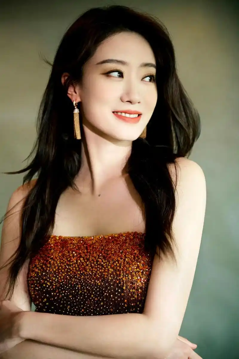 张小斐秋日浪漫写真:璀璨星河轻抚于礼裙之上,散发熠熠光彩!