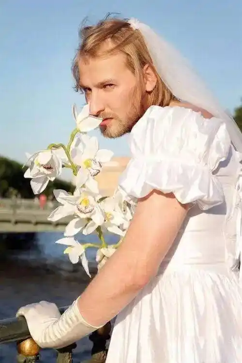 男人穿上婚纱玩诱惑,简直是在搞事情!
