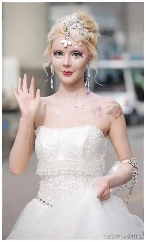 迪丽拉:变"真人芭比"疯狂整容,面部僵硬,卸妆后真是一言难尽