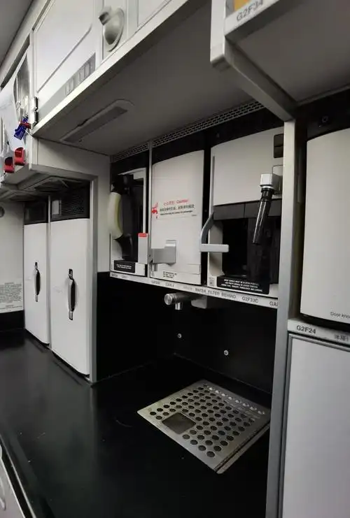 来到地面,手机的超广角不够用了,加上下飞机的人很多,所以匆匆上车