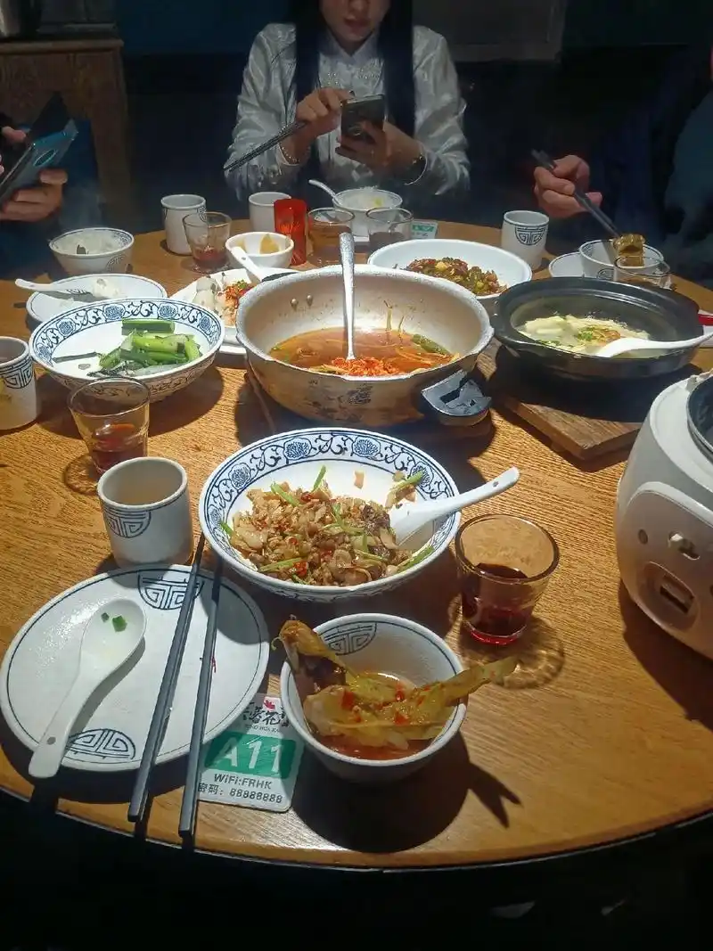 今晚兄弟们请吃饭一起聚聚,吃完饭到兄弟公司喝喝茶聊天,过几天 - 抖