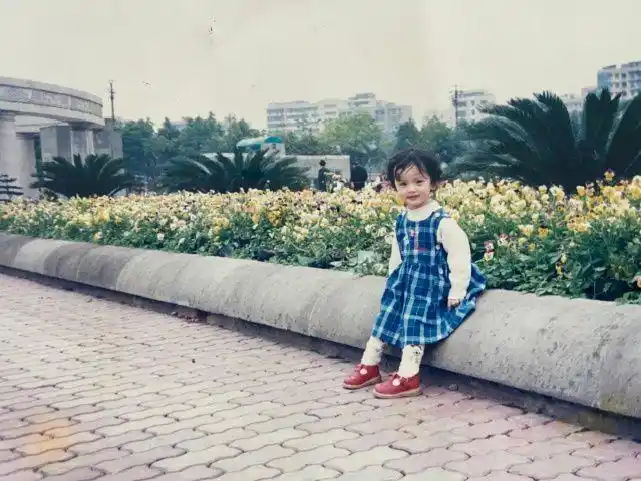 看明星童年照,张艺兴虞书欣几乎没变,王一博周也玉雪