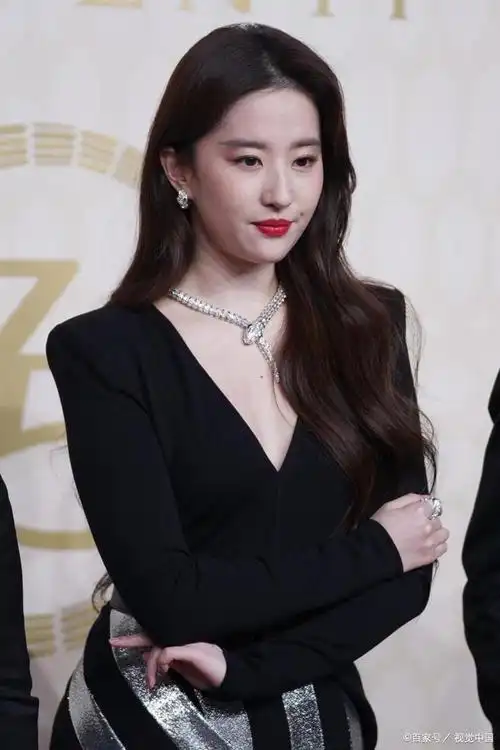 天仙刘亦菲真是美爆镜,穿紧身裙大秀"蜜桃臀"肌肤无暇惹人爱