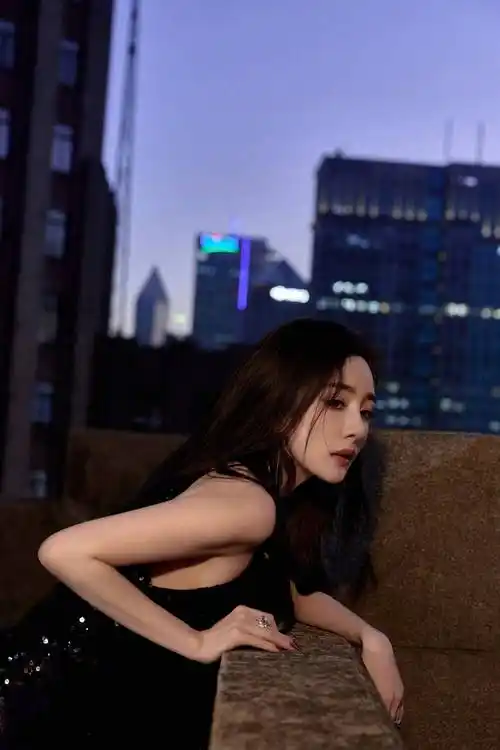 杨幂黑色吊带连衣裙性感大长腿写真_考验_露背装_身材