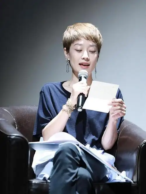 43岁马伊琍低调亮相,身穿简装难掩好气质,把别针当耳环真有个性