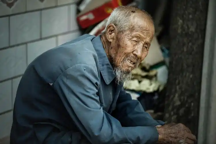 老人的沧桑岁月无情