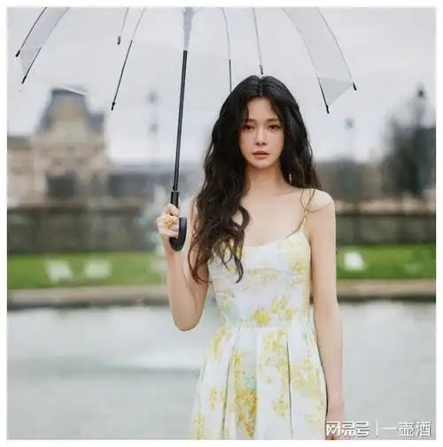 众星云集巴黎刘亦菲王一博造型惹眼周冬雨肖战更惊艳