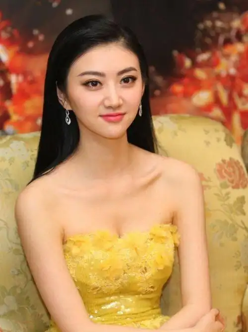 景甜十年以前的旧照,当初被调侃穿得土,网民:淡妆比化妆漂亮_腾讯新闻