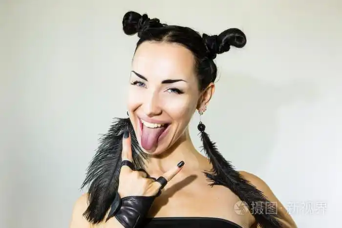 美丽性感时尚女人伸出她的舌头