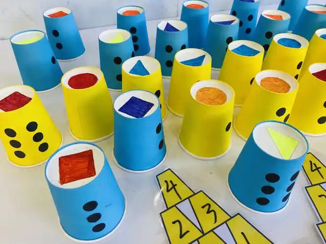 幼儿园教师自制玩教具评比 写美篇名称:《好玩的纸杯》 年龄段:小班