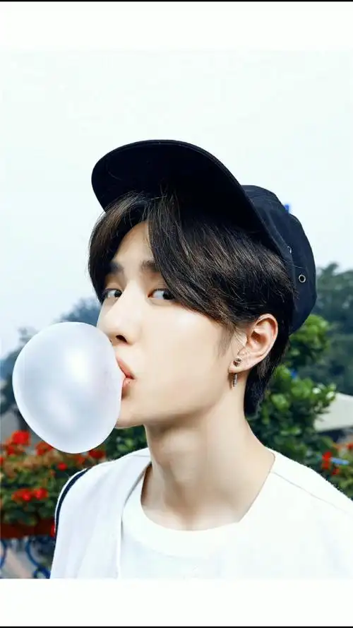看到他吹泡泡糖的嘴巴,粉丝不淡定了!