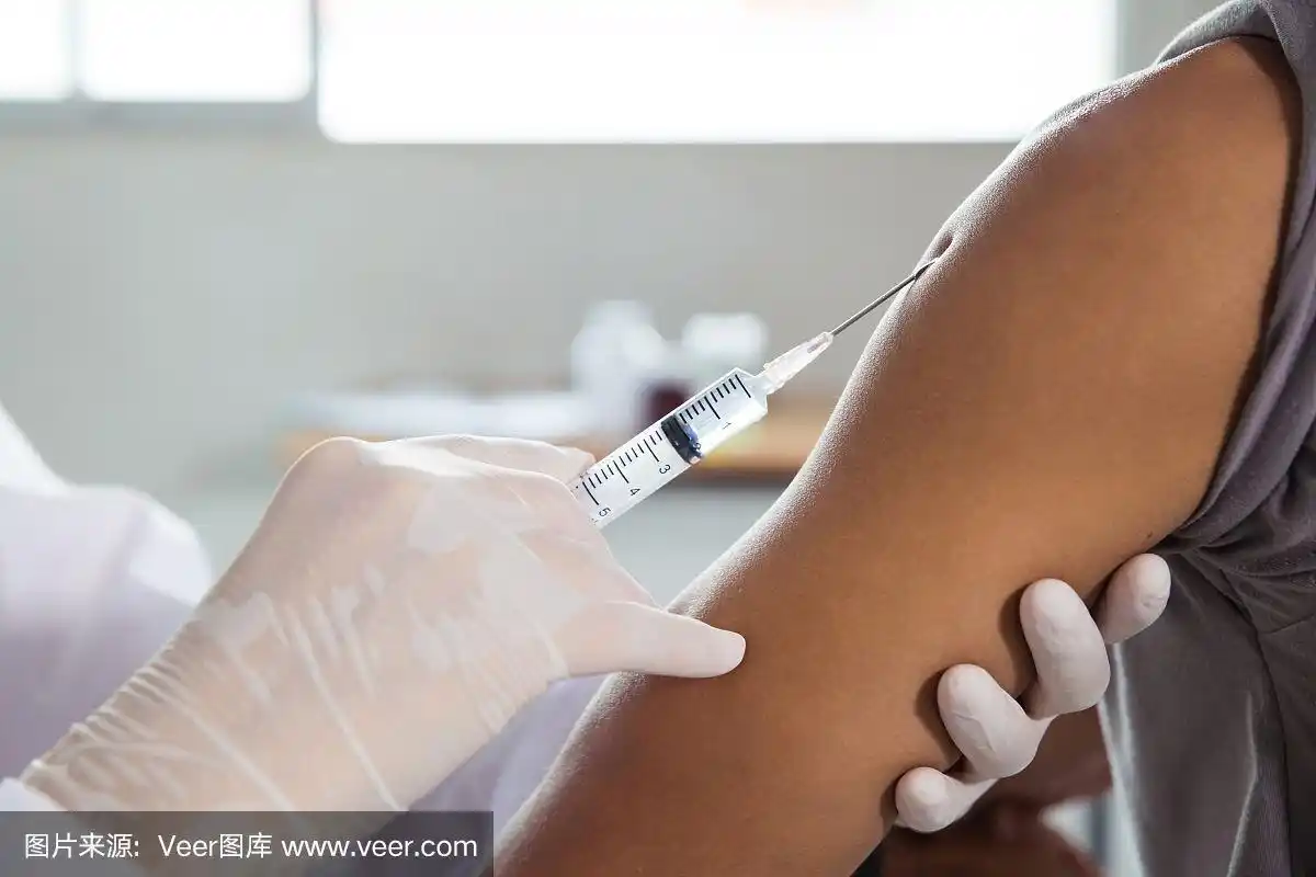 给男性病人手臂注射的手的特写.医生给病人注射.