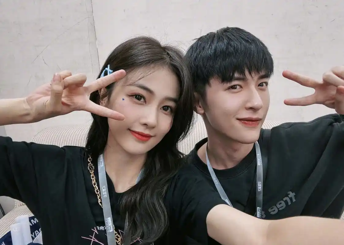 白鹿,张逸杰和助理闺蜜一同现身五月天演唱会,白鹿张逸杰的友情好好磕