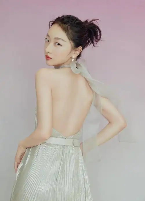 品牌代言人@周冬雨 佩戴serpent