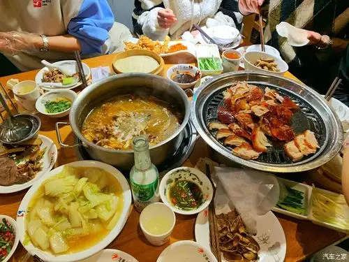 亲朋好友齐聚餐其乐融融过小年