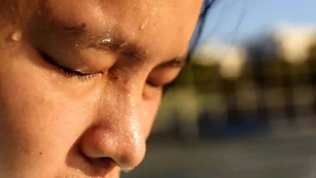 别把异常出汗当小事7种汗暗示身体有大问题