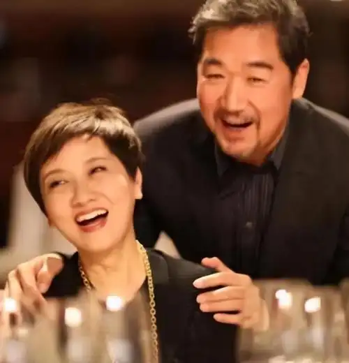 为嫁张国立终身不育前夫身价过亿说她自作自受邓婕真的幸福吗