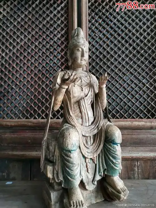 观音菩萨像清朝楠木原彩绘皮壳包浆沧桑老辣神情庄重慈祥面容微笑衣襟