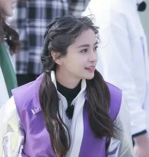 同样是低双马尾造型baby最元气杨幂最精致赵丽颖最让人意外