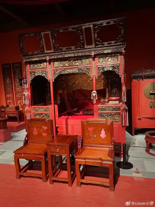 生死一世,十里尽显 "  镇馆之宝之一:  【万工轿—朱金木雕宁波花轿】