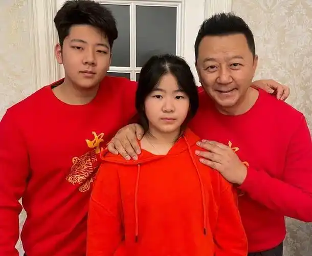 如今,儿子和女儿也已经长大,希望他们一家幸福,也希望郭涛为大家带来