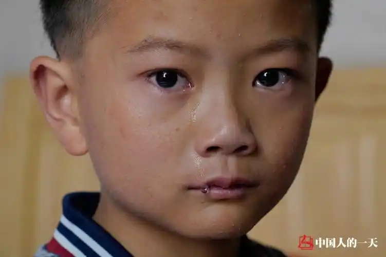 我是在看到这个故事的时候,被这个男孩子那滴眼泪深深打动了.