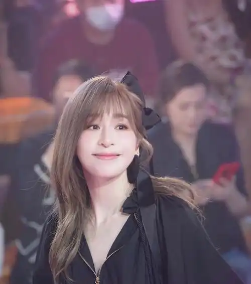 王心凌在深圳商演,楼盘老板赖俊霖坐在首排,化身小迷弟,满脸痴汉笑地