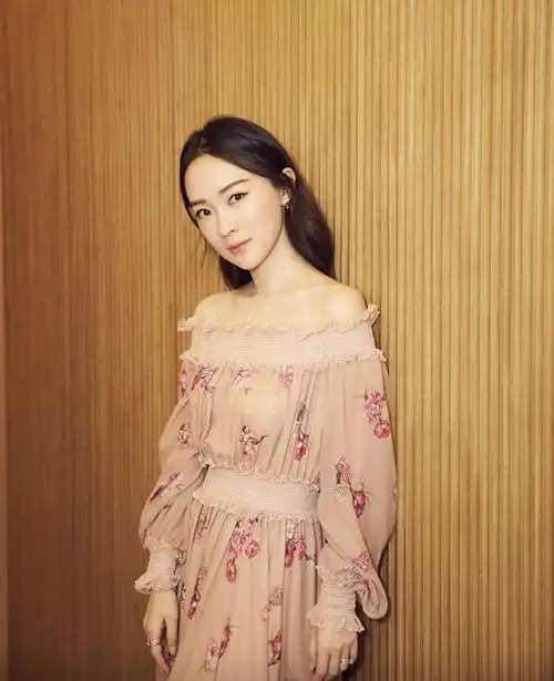 幸福女人霍思燕美翻了!穿印花抹胸连衣裙气质高贵,真有39岁?