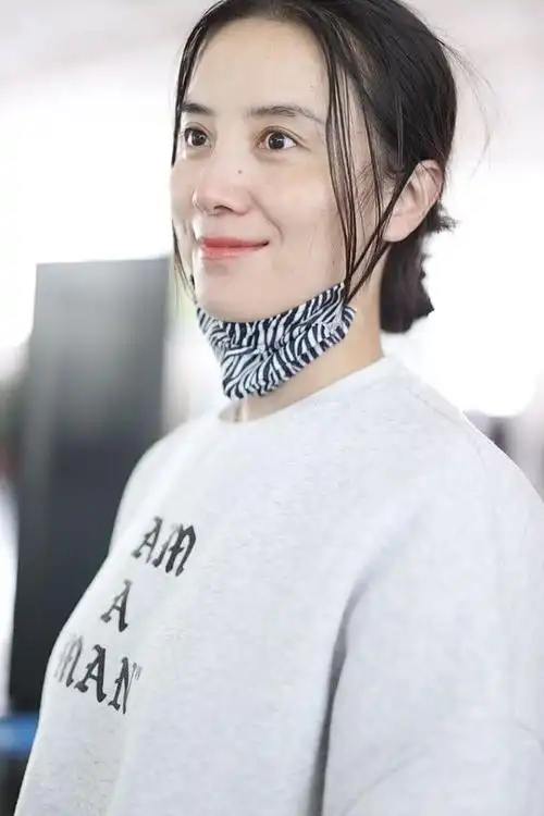 宋佳机场摘口罩素颜皮肤细腻 对镜微笑狙击人心温柔绝了|小宋佳_网易