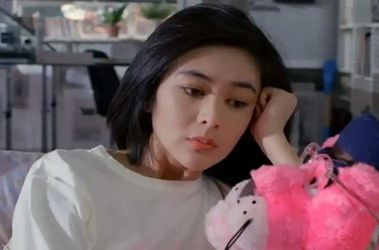 在她18岁那年,关之琳成功签约公司,正式成为一名演员.